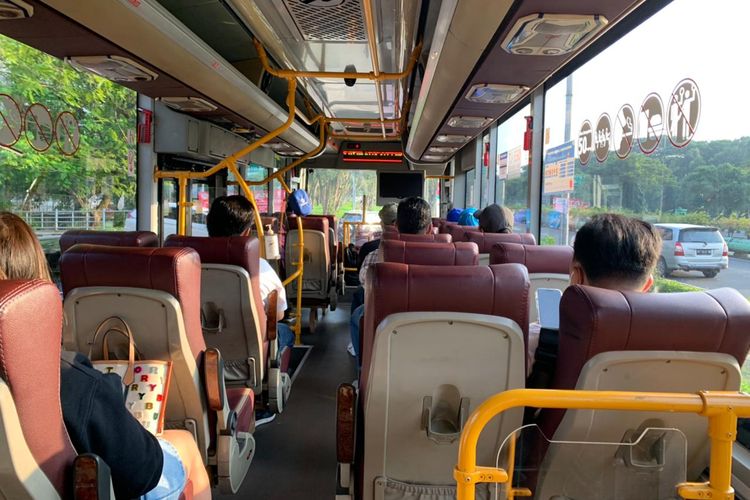 Kondisi di dalam bus pengangkut penumpang Formula E Jakarta 2022 pada Sabtu (4/6/2022) pagi WIB.