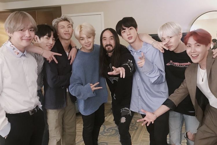 Para member boyband K-pop BTS berfoto bareng produser musik dan DJ asal AS Steve Aoki (kelima dari kiri).