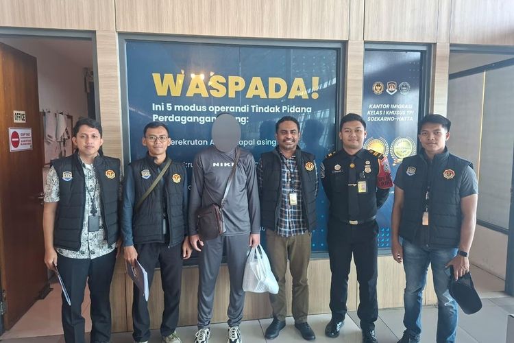 Overstay dan Kerja di Toko Kebab, 2 WNA di Karawang Dipulangkan ke Negara Asal