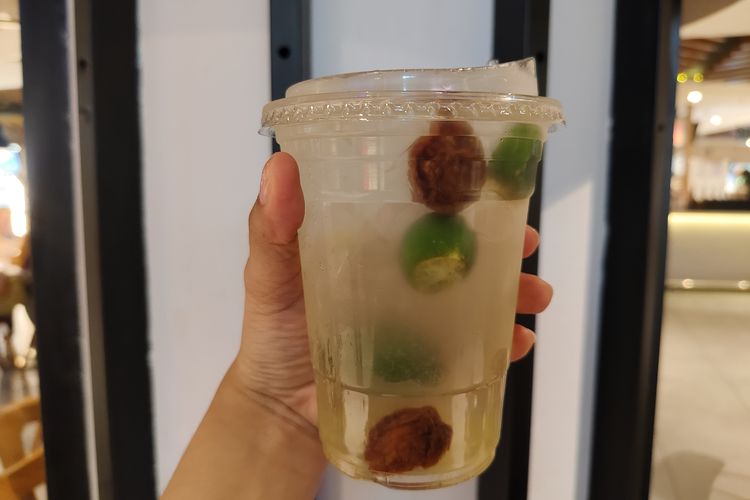 Segelas Es Asam Boi Calamansi di Bandara Internasional Kuala Lumpur, Malaysia, Selasa (30/9/2025). 