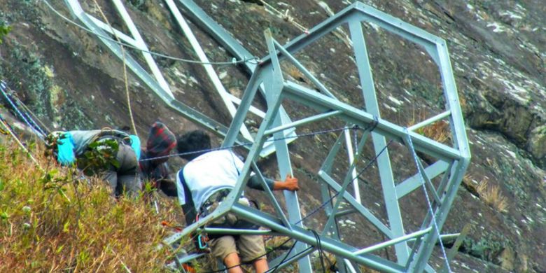 Sebuah hotel tegantung sedang dibangun di kawasan Rock Climbing Gunung Parang, Kabupaten Purwakarta, Jawa Barat.