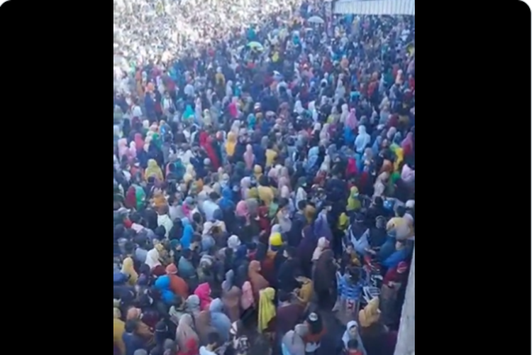 Tangkapan layar video viral ratusan masyarakat Lubuklinggau datangi operasi pasar minyak goreng