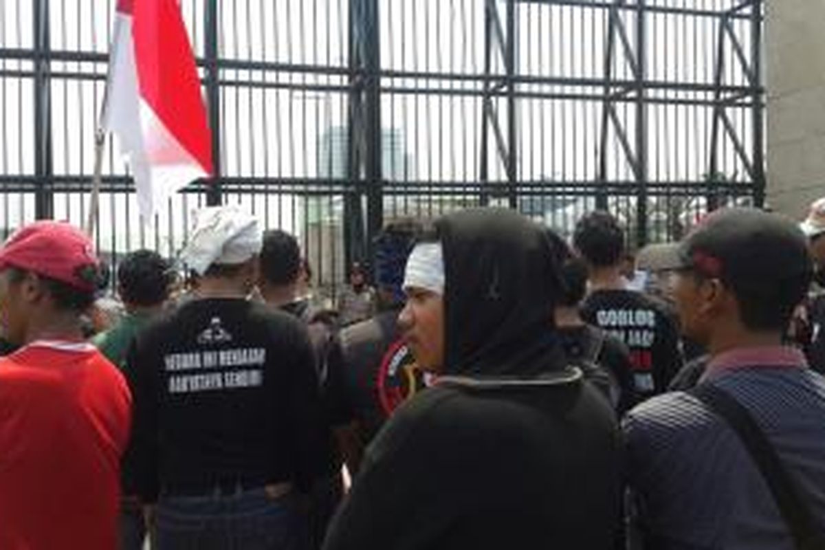 Unjuk rasa satu tahun pemerintahan Joko Widodo - Jusuf Kalla di depan Gedung DPR RI, Jakarta, Selasa (20/10/2015).