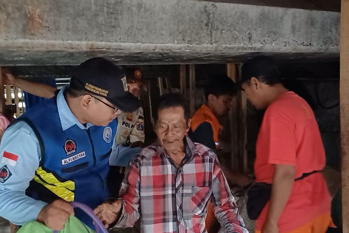 Lansia 75 Tahun di Kolong Tol JORR Cilandak Dipindahkan ke Panti Sosial