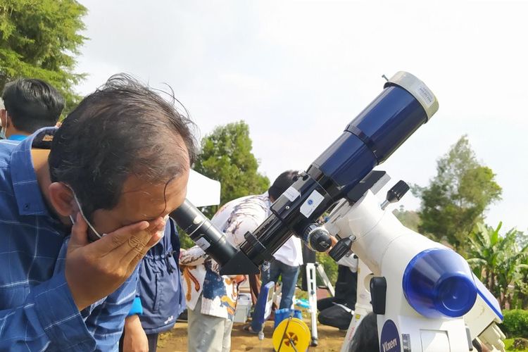 Peneliti dari tim Observatorium Bosscha tengah mengamati bulan sabit muda menggunakan teleskop di Observatorium Bosscha, Lembang, Rabu (22/3/2023).