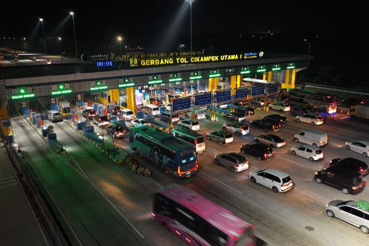 Situasi kendaraan yang melintasi Jalan Tol Cikampek, Jumat (29/4/2022) malam.