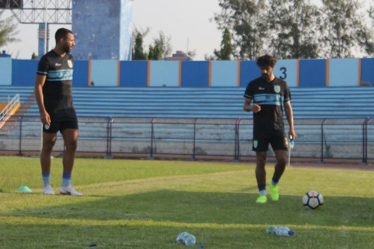 Jose Augusto Sardon (kanan) dan Jairo Rodriguez saat berlatih di Stadion Surajaya, Lamongan. 