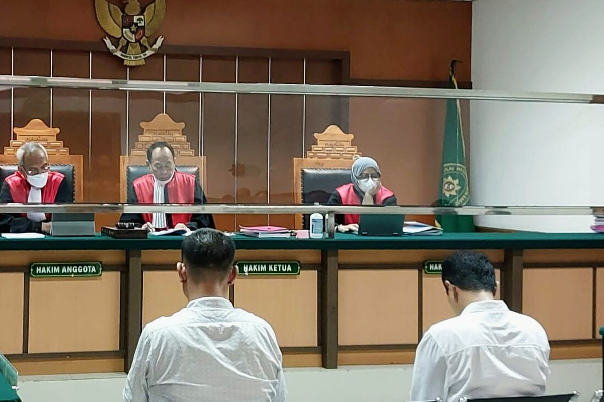 Dua anak buah Teddy Minahasa dalam kasus peredaran narkoba, Aiptu Janto P Situmorang dan Muhamad Nasir saat menjalani sidang vonis di Pengadilan Negeri Jakarta Barat, Rabu (10/5/2023).