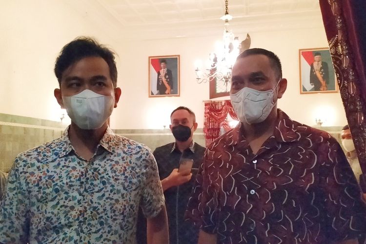 Gibran Rakabuming Raka dan Ahmad Sahroni di Loji Gandrung, Kota Solo, Jawa Tengah, Kamis (28/4/2022)