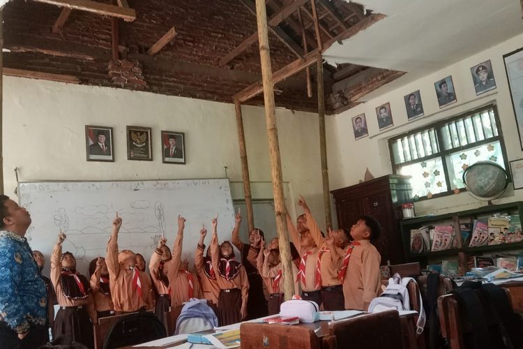 Atap Sekolah di Malang Ambrol, Puluhan Siswa SD Belajar di Musala