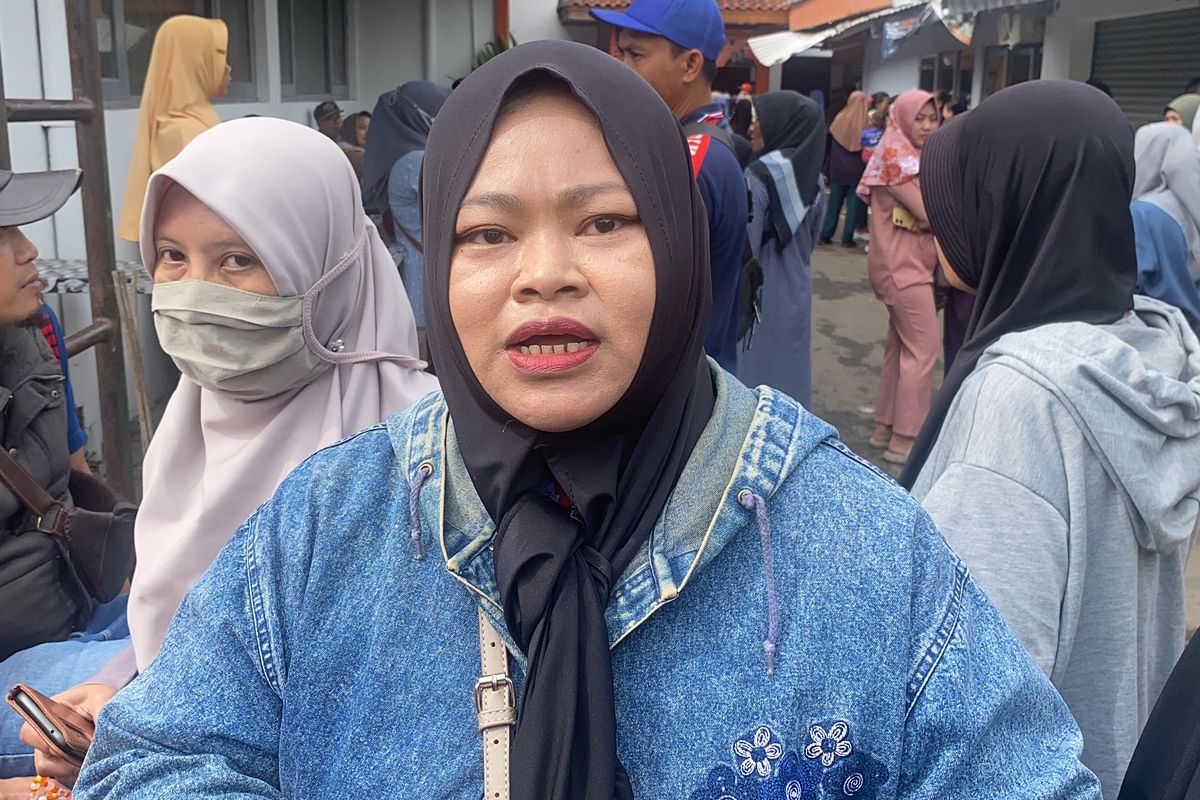 Erna Susilawati (40 tahun) warga Tipar, Kecamatan Citamiang Kota Sukabumi, Jawa Barat kecewa tak kebagian sembako murah di hari pertama, Selasa (18/3/2025).