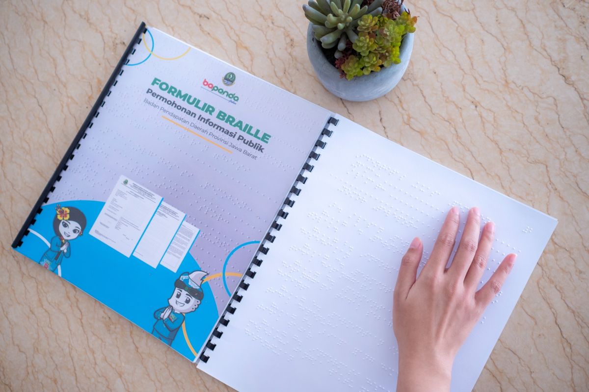 Badan Pendapatan Daerah (Bapenda) Provinsi Jawa Barat (Jabar) memberikan layanan ramah disabilitas berupa permohonan informasi dengan format braille dan video sosialisasi bahasa isyarat.