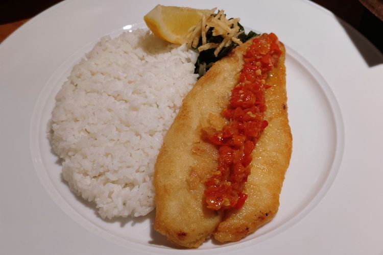 Hidangan Nasi Dory Sambal Rica-Rica, salah satu menu Rindu Rumah di Paris Baguette, Senayan City, Jakarta Pusat,  Kamis (18/9/2025). 