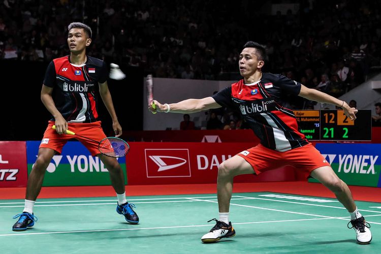 Ganda putra Indonesia, Fajar Alfian dan Muhammad Rian Ardianto bertanding melawan ganda putra Indonesia, Mohammad Ahsan Ahsan dan Hendra Setiawan pada pertandingan semifinal Daihatsu Indonesia Masters 2020 di Istora Senayan Jakarta, Sabtu (18/1/2020). Ahsan dan Setiawan melaju ke final setelah menang 21-12, 18-21, dan 21-17.