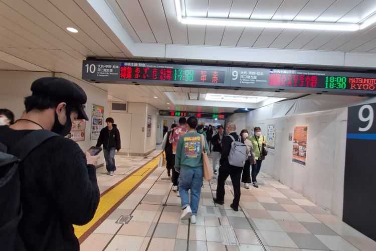 Suasana di Stasiun Shinjuku, Tokyo, Jepang, Kamis (2/11/2023).