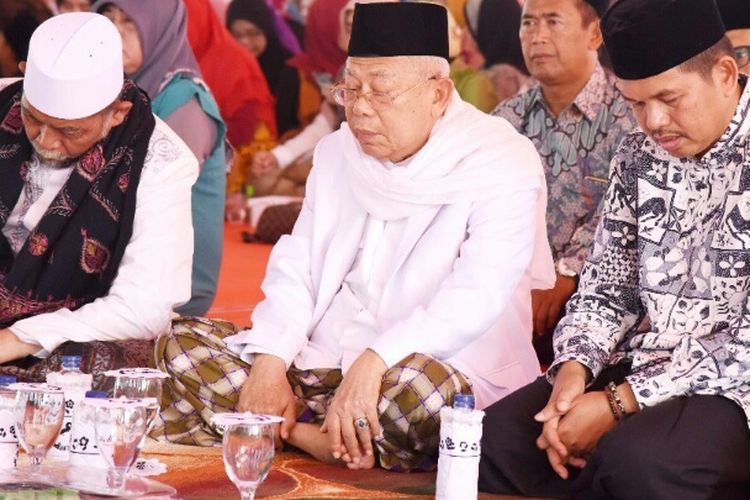 Ketua MUI KH Maaruf Amin bersama Bupati Purwakarta Dedi Mulyadi saat meninjau langsung lokasi pembangunan masjid raya di Jalan Cibungur, Purwakarta, Jumat (12/5/2017).