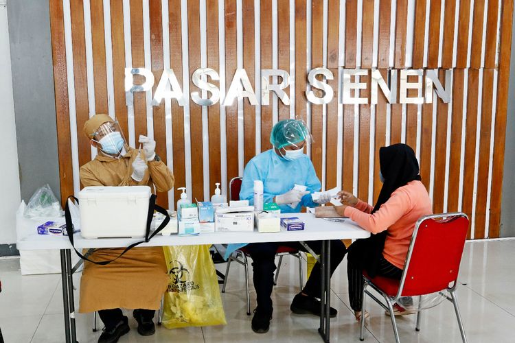 Layanan vaksinasi di Stasiun Pasar Senen.