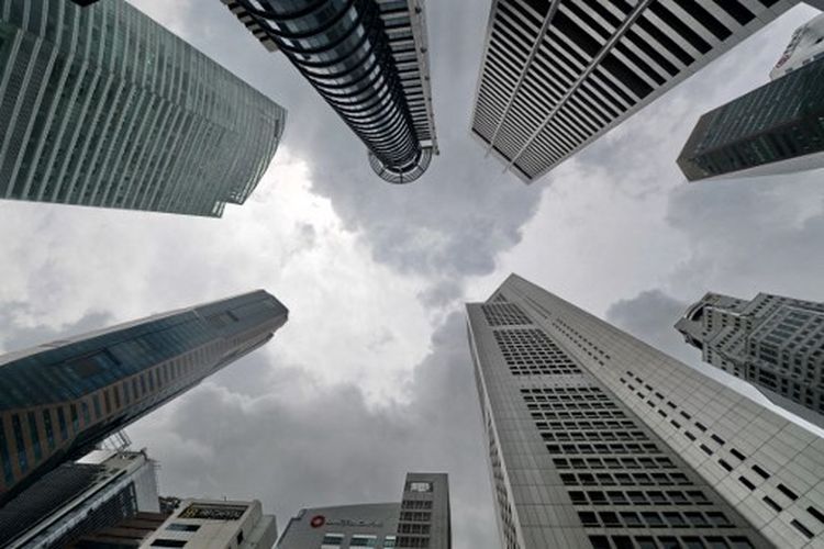 Awan gelap membayangi gedung pencakar langit di Raffles Place, distrik keuangan Singapura, pada 11 November 2016. 