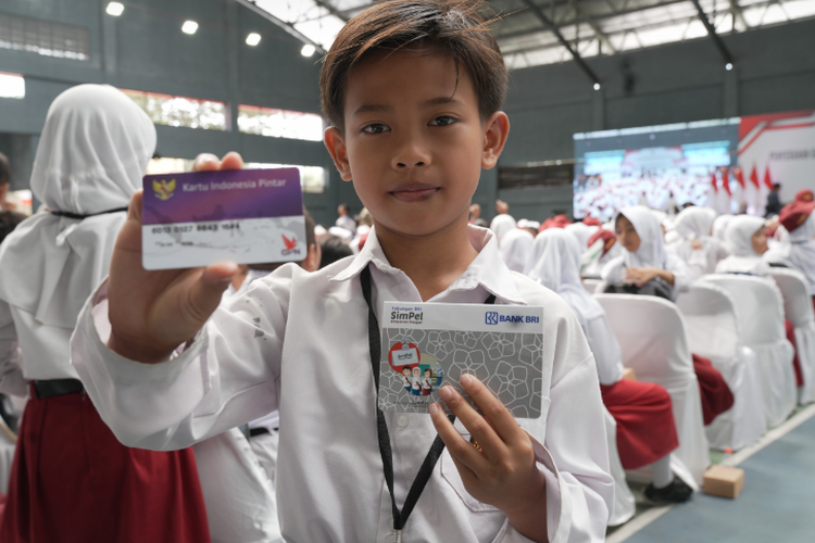 Sebanyak 9,7 juta siswa sekolah dasar (SD), SMP, SMA, dan SMK telah menerima dana bantuan Program Indonesia Pintar (PIP) hingga bulan Maret 2024.