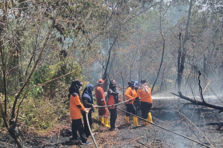 Sejumlah Srikandi BPBD Nunukan Kaltara diterjunkan untuk memadamkan kobaran api yang membakar 5,8 hektar lahan warga di Jalan Adam Malik