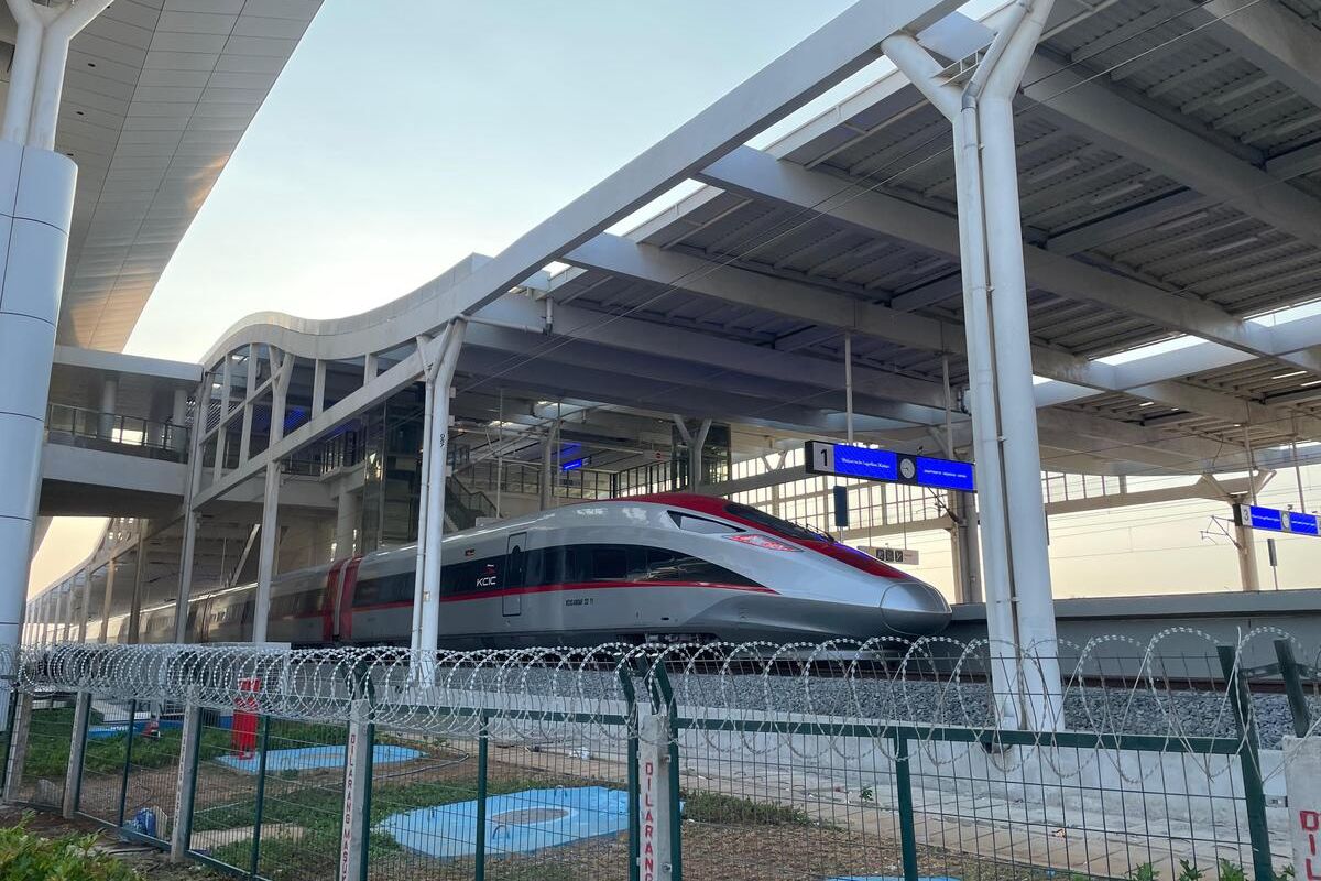 Suasana Stasiun Tegalluar, Kabupaten Bandung, Jawa Barat saat operasional Kereta Cepat Jakarta-Bandung (KCJB) dengan sistem pembayaran pada Kamis (19/10/2023)