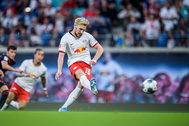 Emil Forsberg mencetak gol dari titik penalti pada pertandingan Bundesliga antara RB Leipzig vs Bayern Muenchen di Red Bull Arena, 14 September 2019. 