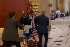 Viral Patung Emas Trump Muncul dengan Jas tapi Pakai Sandal Jepit