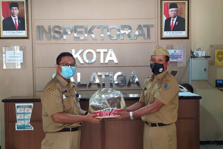 Penyuluh Anti Korupsi Pratama KPK Inspektorat Daerah Kota Salatiga Jamil  menerima pengembalian parcel dari ASN.