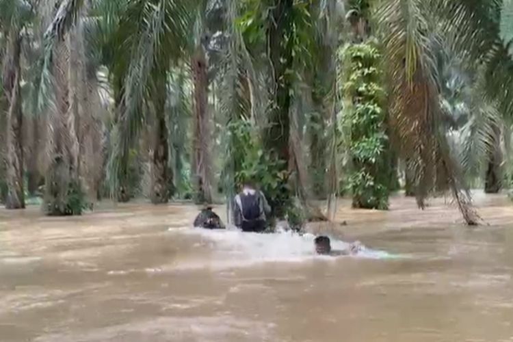 Detik-detik sampan terbalik saat polisi mengantarkan bantuan sembako kepada warga yang terdampak banjir di Desa Pasir Ringgit, Kecamatan Lirik, Kabupaten Indragiri Hulu, Riau, Senin (25/12/2023).