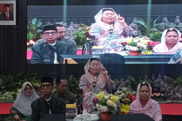 Istri Presiden RI keempat Abdurrahman Wahid atau Gus Dur yakni Sinta Nuriyah Wahid saat mengisi Ceramah Kebangsaan di Mapolresta Malang Kota pada Rabu (5/4/2023) malam. 