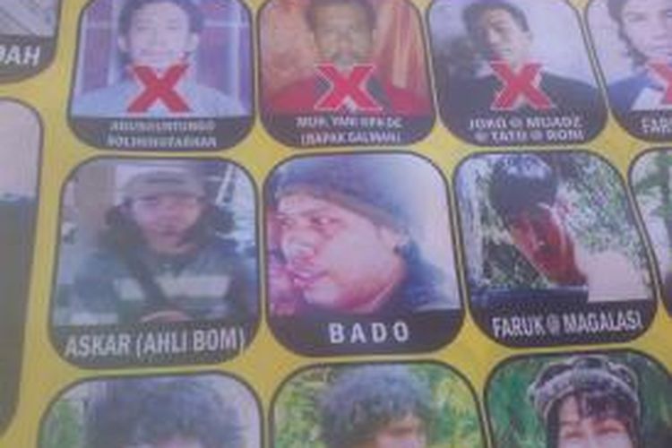 Foto Teroris Bado, salah satu korban tewas dalam kontak senjata yang masih terpasang dibaliho depan Mapolres Poso 