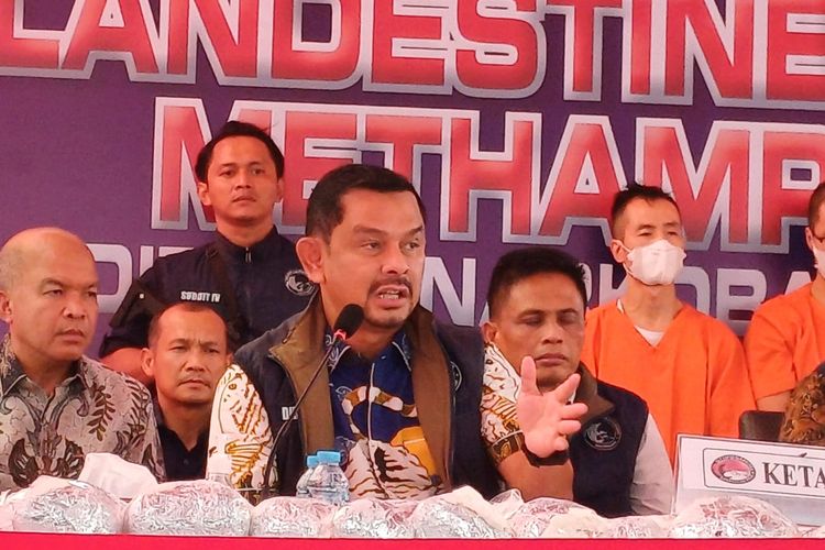 Direktur Tindak Pidana Narkoba (Dirtipidnakoba) Bareskrim Polri Brigjen Mukti Juharsa dalam konferensi pers di Kabupaten Tangerang, Banten, Jumat (17/11/2023).