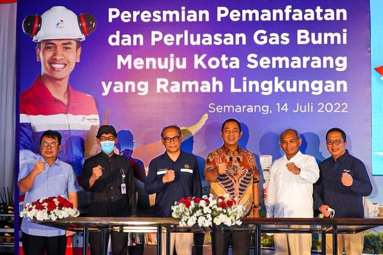 Direktur Jenderal (Dirjen) Minyak dan Gas Bumi (Migas) Tutuka Ariadji meresmikan pengoperasian kedua SPBG di SPBG Penggaron, Kelurahan Plamongan Sari, Kota Semarang, Jawa Tengah (Jateng), Kamis (14/7/2022). 