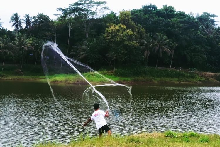 Aktivitas mancing di Waduk Sermo, Jogja