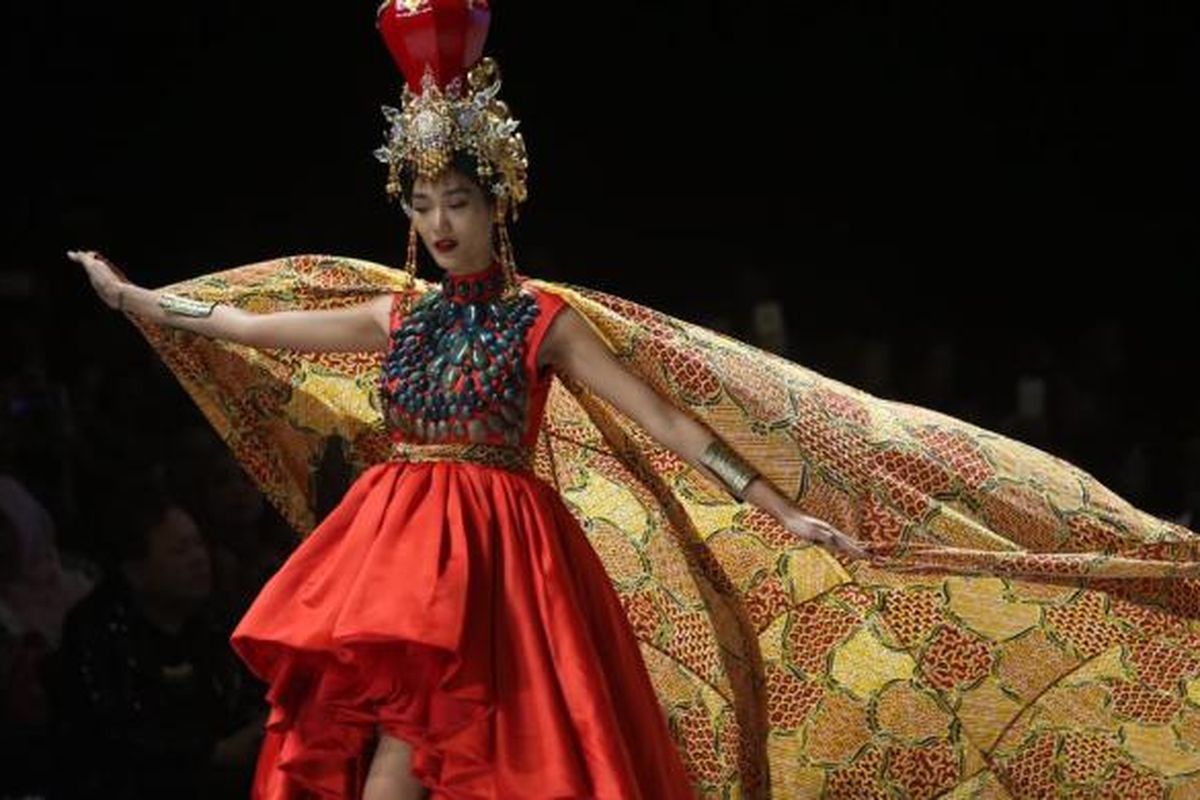 Koleksi label Lumiga Batik by Irma Lumiga,  bertemakan Sekar Jagad Banyuwangi, dalam ajang Indonesia Fashion Week 2017, di Jakarta, Sabtu (4/2/2017).