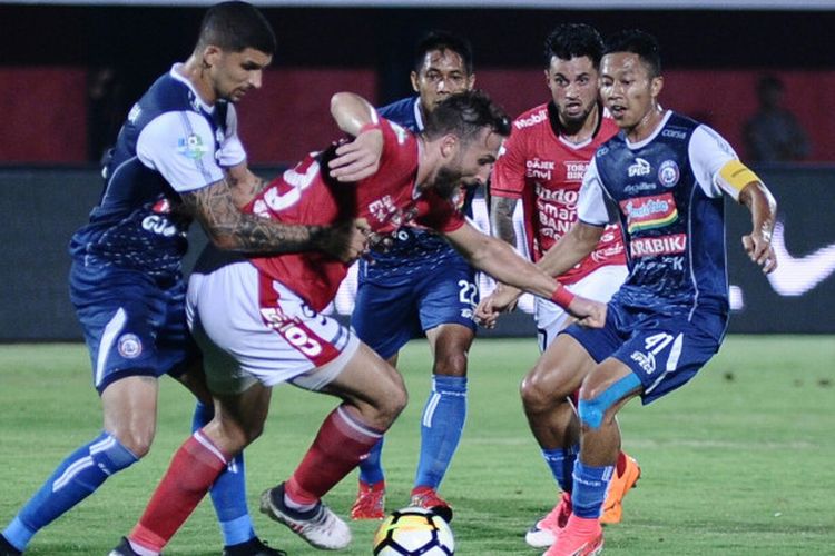 Aksi penyerang Bali United, Ilija Spasojevic, dalam laga melawan Arema FC, Jumat (18/5/2018).
