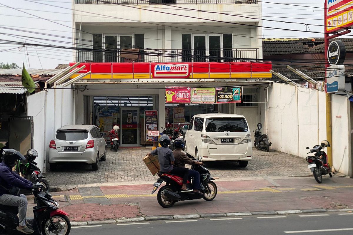 Juru parkir (jukir) liar minimarket di Jalan Bungur Besar Raya, Kemayoran, Jakarta Pusat, kedapatan masih beroperasi, Kamis (16/5/2024). 