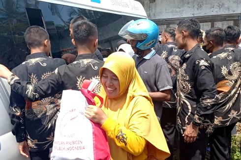 Senyum Ristina Dapat Sembako dan Kaos dari Ibu Negara, Rela Menunggu Jokowi Sejak Pagi
