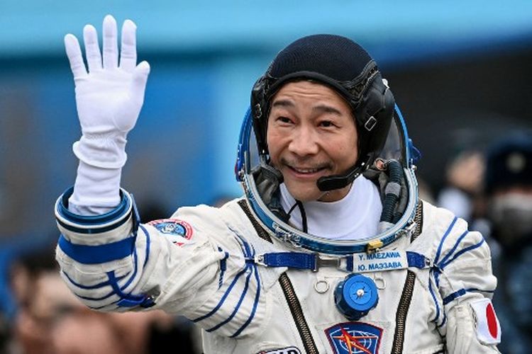Miliarder Jepang Yusaku Maezawa melambai sebelum menaiki pesawat ruang angkasa Soyuz MS-20 sebelum peluncuran di kosmodrom Baikonur pada 8 Desember 2021. 