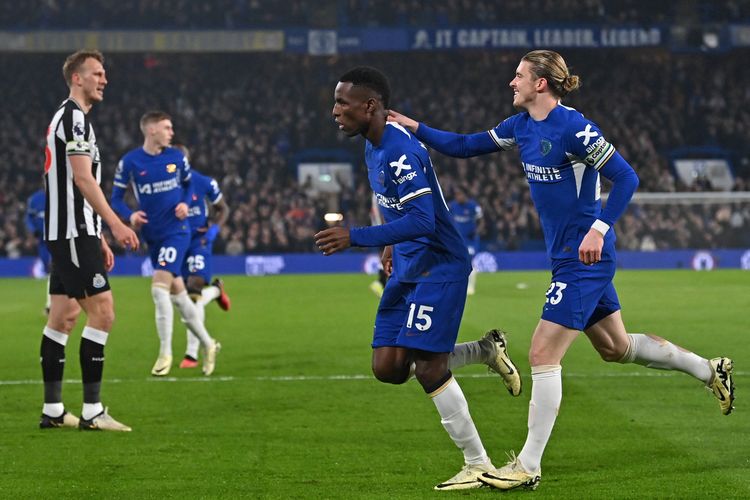 Striker Chelsea Nicolas Jackson (tengah) merayakan gol bersama Conor Gallagher (kanan) setelah mencetak gol pembuka pertandingan Liga Inggris antara Chelsea vs Newcastle United di Stamford Bridge di London pada 11 Maret 2024.