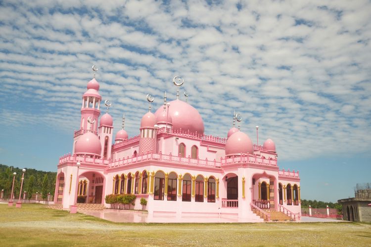 Masjid pink di Mindanao, Filipina. Salah satu pulau terbesar di Filipina tersebut memiliki komunitas Muslim besar.