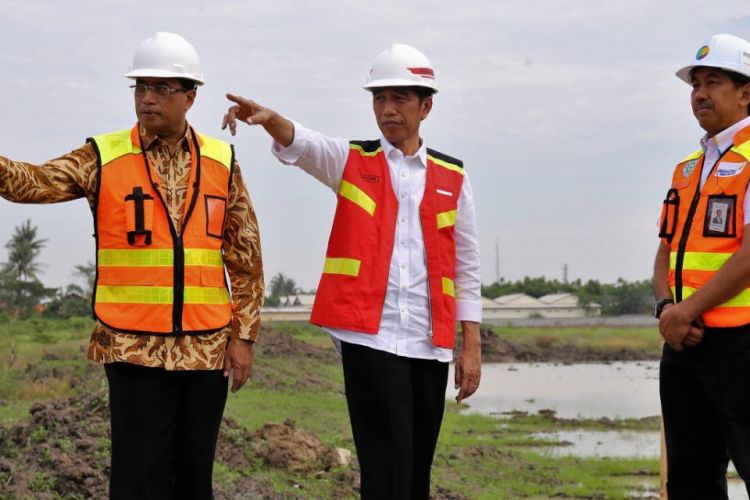 Presiden Joko Widodo saat meninjau proyek runway ketiga di Bandara Internasional Soekarno-Hatta pada 21 Juni 2018, didampingi Menteri Perhubungan Budi Karya Sumadi (kiri) dan Direktur Utama PT Angkasa Pura II Muhammad Awaluddin.