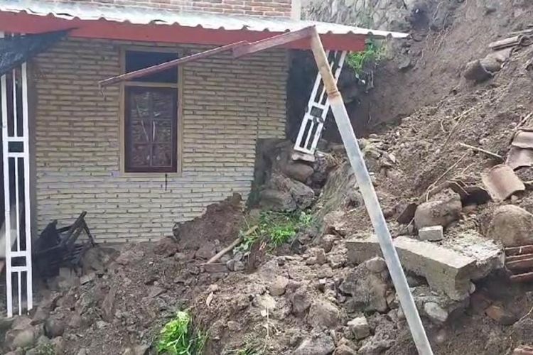Warga terdampak bencana tanah longsor di Sumbawa Kamis (14/3/2024) sore