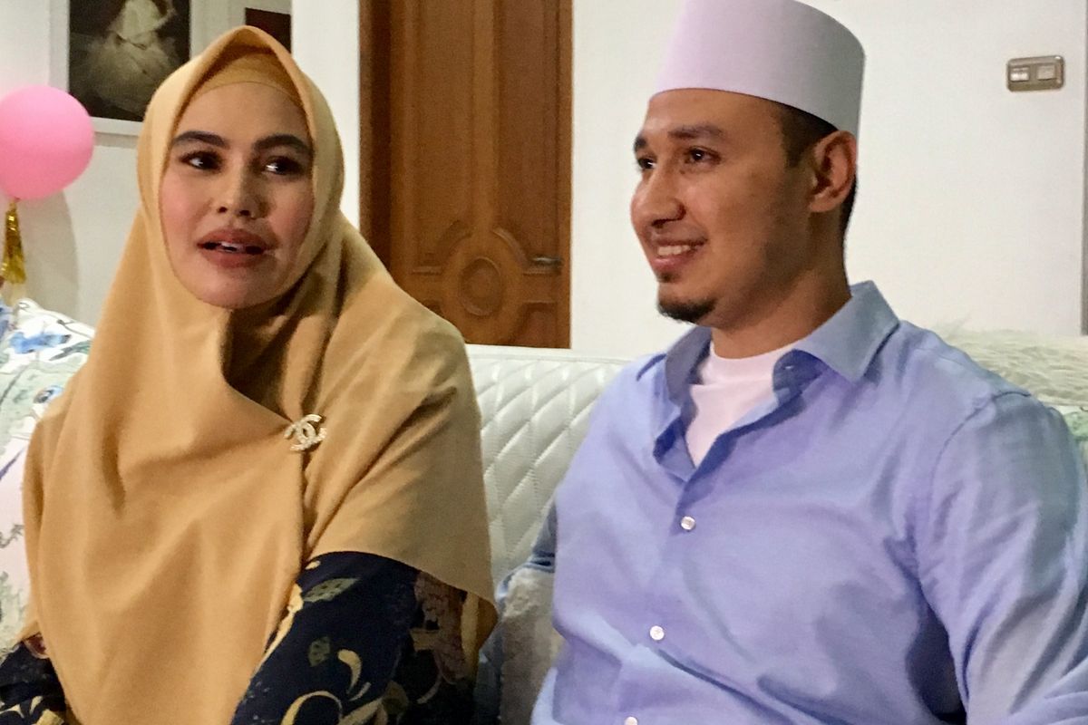 Artis peran Kartika Putri bersama suaminya, Habib Usman bin Yahya saat ditemui di kediamannya di kawasan Cinere, Jakarta Selatan, Senin (21/10/2019).