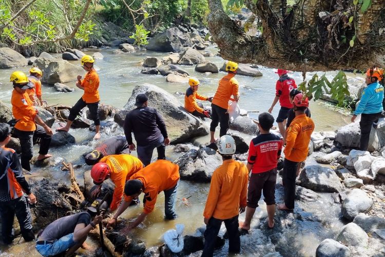 Tim SAR gabungan berupaya membendung air dari Sungai Datar yang diduga merembes dan menembus lubang penggalian emas di Desa Pancurendang, Kecamatan Ajibarang, Kabupaten Banyumas, Jawa Tengah, Kamis (27/7/2023).