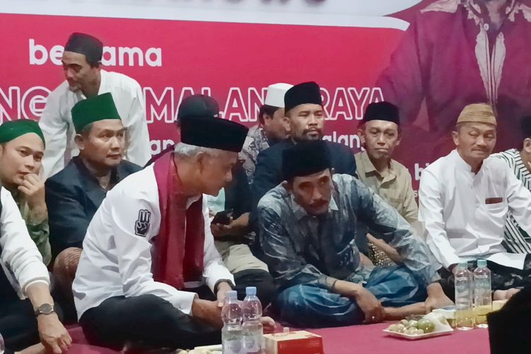 Calon Presiden nomor urut 3, Ganjar Pranowo, saat berbincang dengan penggagas Hari Santri Nasional, KH Thoriq bin Ziyad, Selasa (30/1/2024).