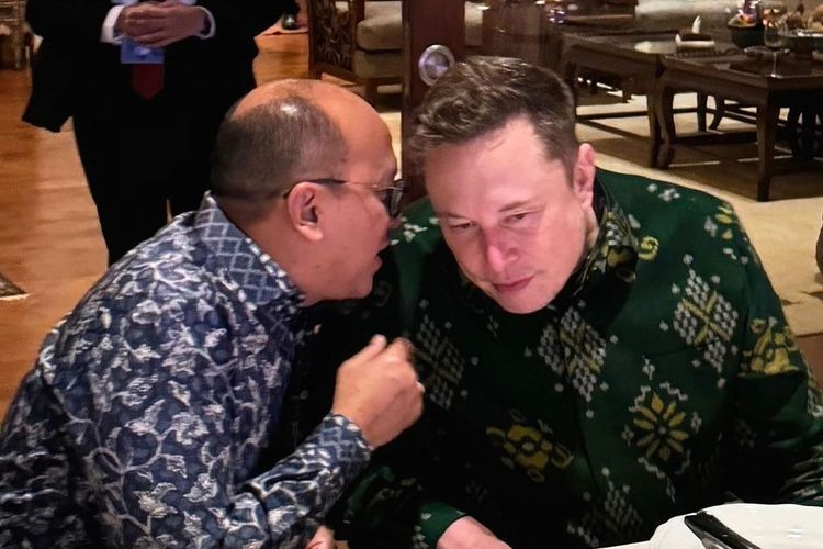 Mantan Duta Besar Indonesia untuk Amerika Serikat sekaligus Ketua Tim Kampanye Nasional (TKN) Prabowo-Gibran, Rosan Roeslani berbisik dengan CEO Tesla Elon Musk di Kabupaten Badung, Bali, Minggu (19/5/2024). 