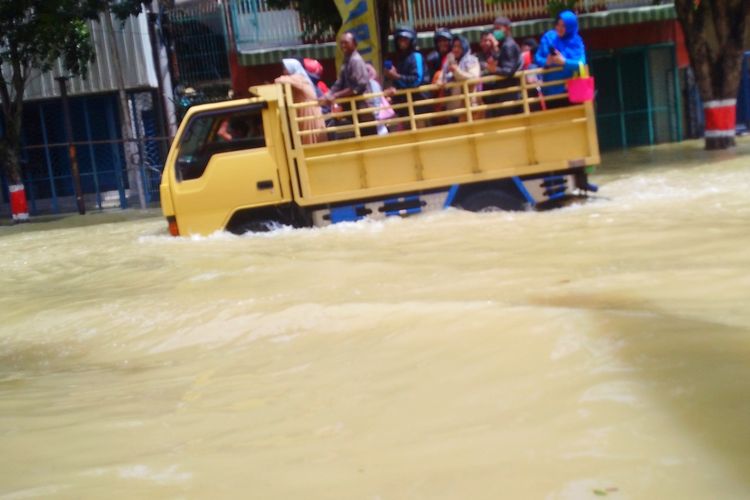 Banjir di wilayah perkotaan Purwodadi, Kabupaten Grobogan, Jawa Tengah mencapai 1 meter, Jumat (15/3/2024) sore.