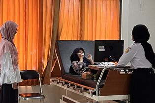 Sakit, Safira Ikut UTBK di Unsoed Sambil Tiduran di Ranjang