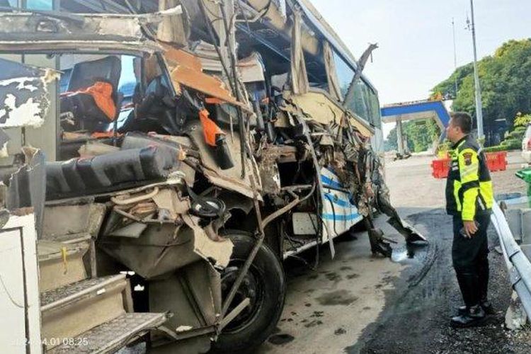 Anggota Polrestabes Semarang melihat kondisi bus Pahala Kencana yang mengalami kecelakaan di Jalan Tol Semarang Km 430?300, tepatnya di turunan Tembalang, Kota Semarang, Jawa Tengah, Senin (1/4/2024).
